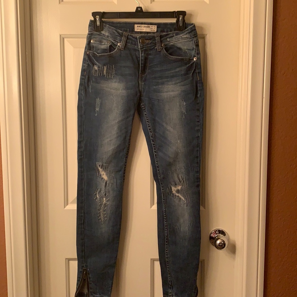 Ankle Grazer Distressed Blue Jeans. Women. Stretchy Size 6.